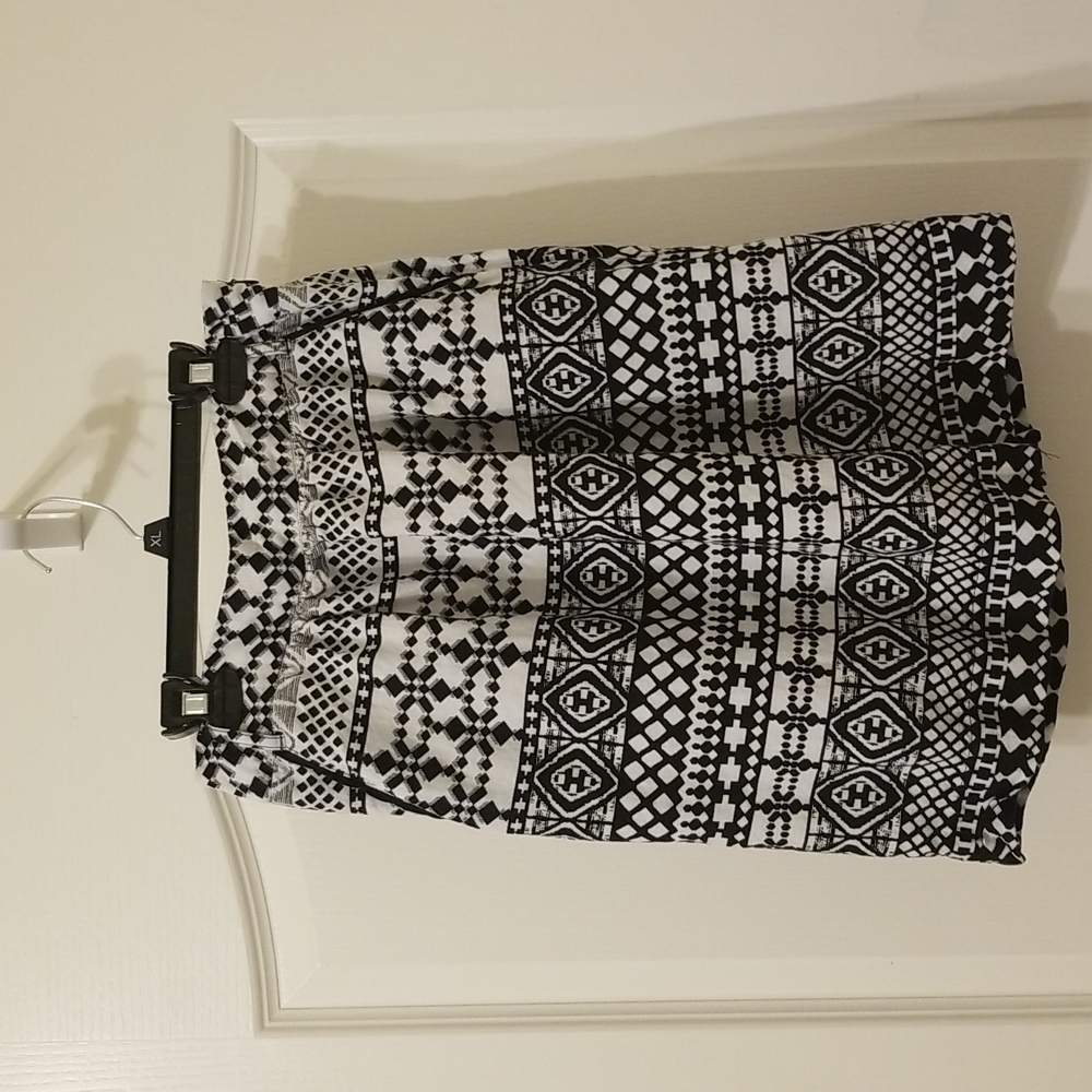 Mossimo Black and white skirt Size 4